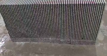 河池芝麻白毛板荒料切割