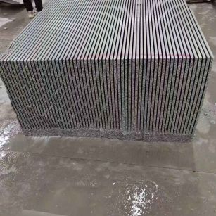 河池芝麻白毛板荒料切割